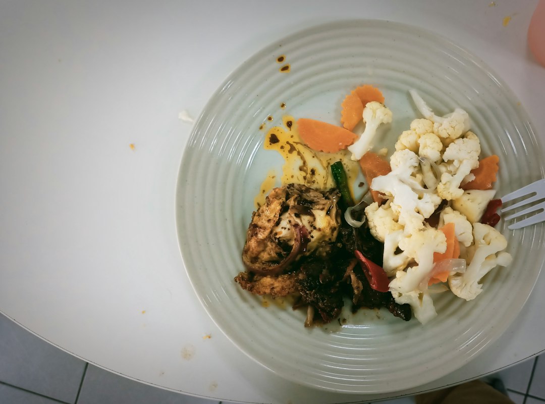 Aangekoekte airfryer schoonmaken: zo krijg je hem weer spic en span