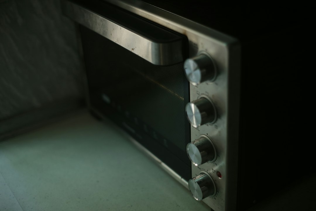 Metaal in de magnetron: wat mag wel en wat absoluut niet?