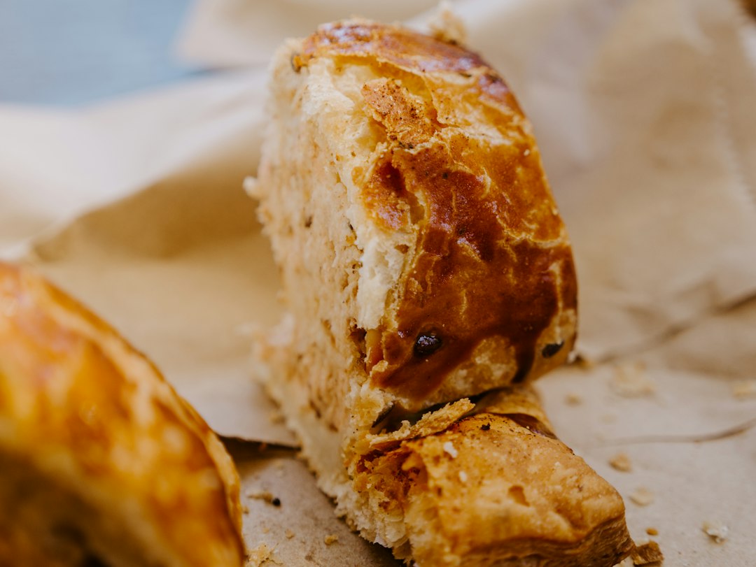 Saucijzenbroodje opwarmen in de magnetron: zo doe je het goed